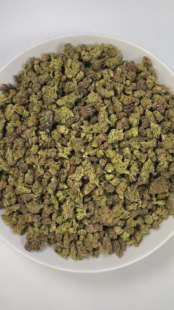 PUFFY Chimera Smalls is a well-balanced hybrid strain born from the legendary cross between White Widow and Blueberry lineages. The aroma is a lush blend of ripe papaya, sweet apricots, and a rich, wine-like depth that adds a sophisticated finish. Visually, the buds are dense and heart-shaped, showcasing dark olive green hues with bright undertones, thin orange hairs, and a sparkling coat of golden-white trichomes. Consumers often report an uplifting cerebral buzz that sparks creativity and euphoria, follow