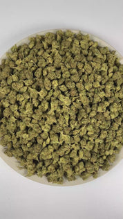 PUFFY Jifflez (smalls) is an indica-dominant hybrid THCa strain crafted through the refined pairing of Original Z and Jiffy Cake. The aroma is bright and citrus-forward, layered with sweet fruit notes and a subtle herbal character. Visually, dense green buds with purple hues and fiery orange pistils are coated in sticky trichomes. Consumers often report euphoric, uplifting effects accompanied by a relaxed and peaceful feeling. 