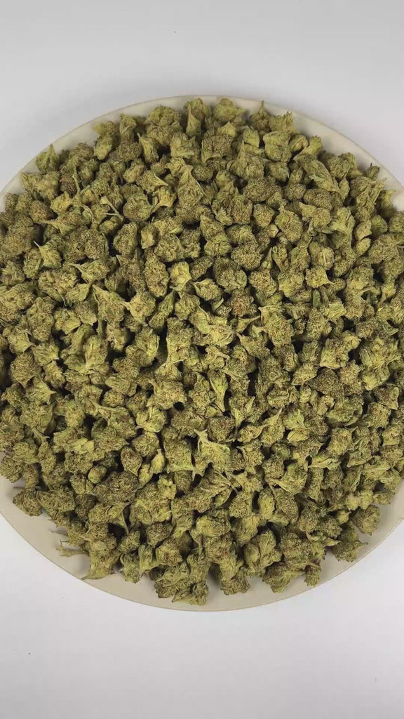 PUFFY Jifflez (smalls) is an indica-dominant hybrid THCa strain crafted through the refined pairing of Original Z and Jiffy Cake. The aroma is bright and citrus-forward, layered with sweet fruit notes and a subtle herbal character. Visually, dense green buds with purple hues and fiery orange pistils are coated in sticky trichomes. Consumers often report euphoric, uplifting effects accompanied by a relaxed and peaceful feeling. 
