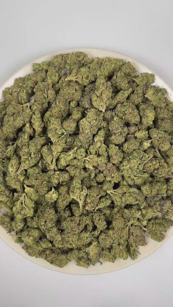 PUFFY Lemonberry is a balanced hybrid THCa strain, shaped through the genetic blending of Dabney Blue with Lemon Thai. The aroma opens with bright, zesty lemon notes that quickly intertwine with juicy, ripe berries, rounded out by a smooth, creamy undertone. Visually, dense forest green buds with purple hues and fiery orange pistils are coated in sticky trichomes. Consumers often report an uplifting wave of euphoria and joy that can lead to lighthearted laughter, along with a motivating burst of energy that