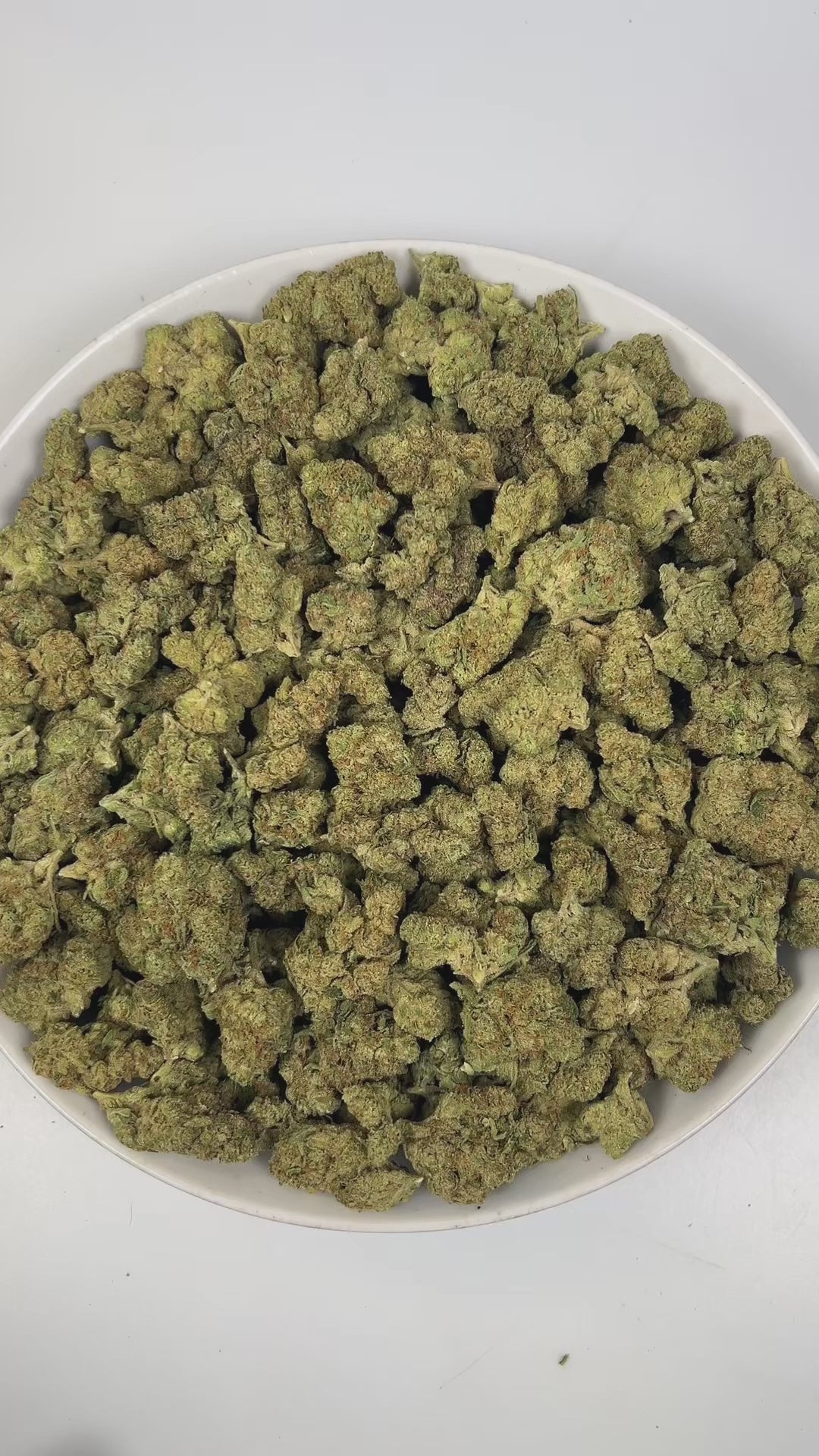 PUFFY Jelly Belly is a balanced hybrid THCa strain crafted through the refined union of Mendo Breath and Do-Si-Dos. The aroma opens with zesty notes of fresh oranges and tangy lime, layered over a distinct, gassy undertone that lingers enticingly. Visually, dense green buds with purple hues and fiery orange pistils are coated in sticky trichomes. Consumers often report an elevated, joyful mindset paired with gentle bursts of creativity or sociability and a relaxed, contented body.
