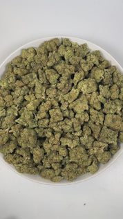 PUFFY Jelly Belly is a balanced hybrid THCa strain crafted through the refined union of Mendo Breath and Do-Si-Dos. The aroma opens with zesty notes of fresh oranges and tangy lime, layered over a distinct, gassy undertone that lingers enticingly. Visually, dense green buds with purple hues and fiery orange pistils are coated in sticky trichomes. Consumers often report an elevated, joyful mindset paired with gentle bursts of creativity or sociability and a relaxed, contented body.