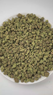 PUFFY Strawberry Banana (smalls) is an  indica-dominant THCa strain, result of crossing Crockett’s Banana Kush with the Strawberry phenotype of Bubble Gum.The aroma bursts with a rich fusion of fruity sweetness, smooth creamy notes, and a bold gassy kick that creates a perfectly balanced and irresistible scent profile. Visually buds dazzle with vibrant green and deep purple hues, bright orange hairs, and a frosty coat of amber trichomes. Consumers report a blissfully happy and peaceful high that enhances cr