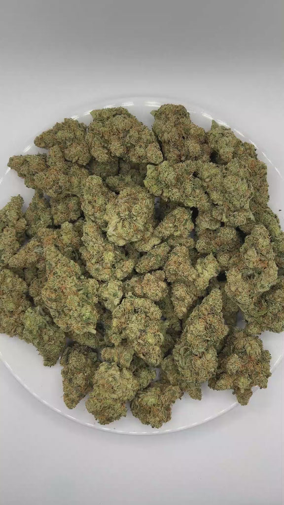 PUFFY Pineapple Express is a sativa-dominant hybrid THCa strain originating from the legendary lineage of Trainwreck and Hawaiian. Aroma is tropical and zesty, bursting with bright, refreshing notes of citrus. Visually, dense forest-green buds with purple hues and fiery orange pistils are coated in sticky trichomes. Consumers often report feeling euphoric, energized, creatively inspired, and mentally uplifted, often accompanied by a clear boost in mood and motivation. 