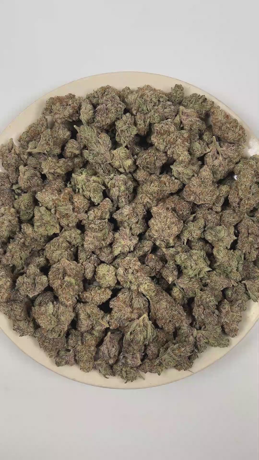 PUFFY Smokeyz Candy is an indica-dominant hybrid THCa strain; the exact lineage remains undisclosed but is believed to trace back to Zkittlez-, Runtz-, and Gelato-family genetics. The aroma offers a captivating mix of smoky warmth, confection-like sweetness, and bold gassy intensity. Visually, dense forest green buds with purple hues and fiery orange pistils are coated in sticky trichomes. Consumers often report a euphoric onset that sparks creativity before gradually settling into a deeply relaxed and calm