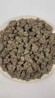 PUFFY Smokeyz Candy is an indica-dominant hybrid THCa strain; the exact lineage remains undisclosed but is believed to trace back to Zkittlez-, Runtz-, and Gelato-family genetics. The aroma offers a captivating mix of smoky warmth, confection-like sweetness, and bold gassy intensity. Visually, dense forest green buds with purple hues and fiery orange pistils are coated in sticky trichomes. Consumers often report a euphoric onset that sparks creativity before gradually settling into a deeply relaxed and calm