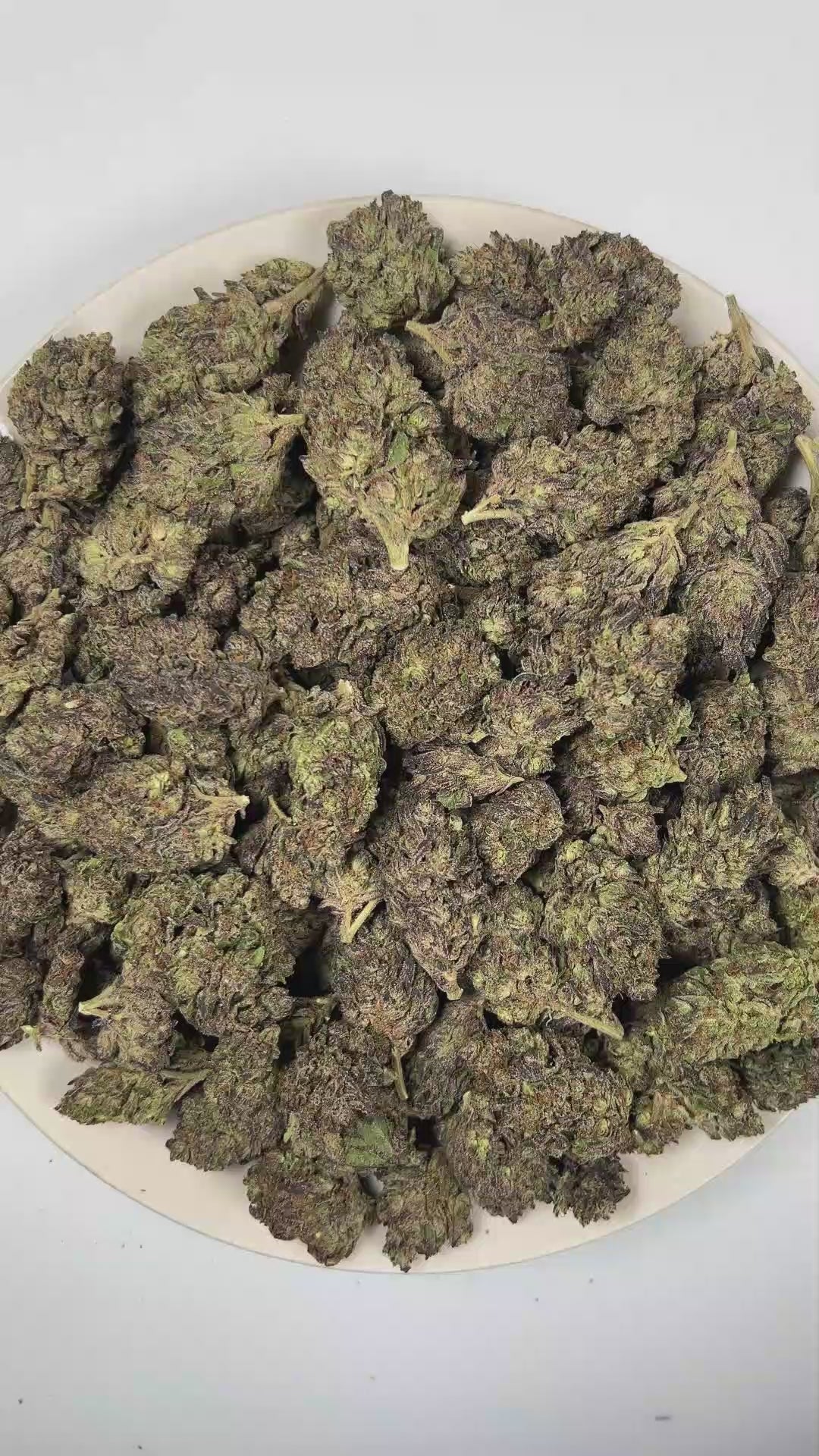 PUFFY Mango is an indica THCa strain crafted from the exceptional cross of strain KC 33 and Afghani. The aroma opens with vibrant tropical fruit, layered with the juicy sweetness of ripe mango and finished with a smooth, creamy undertone that adds a rich, velvety finish. Visually, dense forest green buds with purple hues and fiery orange pistils are coated in sticky trichomes. Consumers often report a euphoric, uplifting onset that gradually transitions into a deeply relaxing full-body calm, melting away st