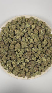 PUFFY Blueberry Mac is an indica-dominant hybrid THCa strain crafted from the legendary lineage of Blueberry Original Z and MAC (Miracle Alien Cookies). The aroma opens with juicy blueberries, layered with savory onion undertones, and finished with a smooth, lingering sweetness. Visually, dense forest green buds with purple hues and fiery orange pistils are coated in sticky trichomes. Consumers often report feeling euphoric, clear-headed, energized, inspired, and relaxed, making it a well-balanced experienc