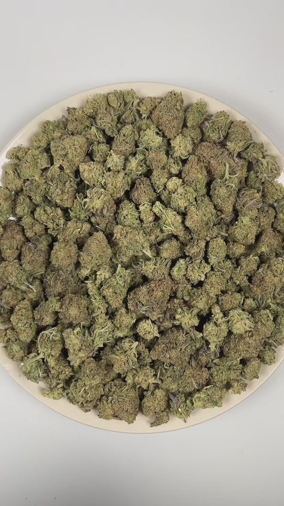 PUFFY Blueberry Mac is an indica-dominant hybrid THCa strain crafted from the legendary lineage of Blueberry Original Z and MAC (Miracle Alien Cookies). The aroma opens with juicy blueberries, layered with savory onion undertones, and finished with a smooth, lingering sweetness. Visually, dense forest green buds with purple hues and fiery orange pistils are coated in sticky trichomes. Consumers often report feeling euphoric, clear-headed, energized, inspired, and relaxed, making it a well-balanced experienc