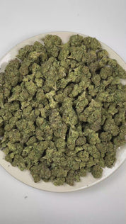 PUFFY Jokerz is an indica-dominant hybrid THCa strain developed from the distinctive combination of White Runtz and Jet Fuel Gelato. The aroma is a bold blend of chemical and gassy notes, complemented by a sweet, fruity finish of ripe berries. Visually, dense forest green buds with purple hues and fiery orange pistils are coated in sticky trichomes. Consumers often report feeling euphoric and focused while maintaining a relaxed, balanced state of mind. 