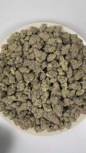 PUFFY New Money is a balanced hybrid THCa strain, born from the strategic blending of Black Amber and Eye Candy. The aroma is a bold blend of sharp fuel-like intensity layered with crisp pine notes and a deeply pungent, earthy undertone. Visually, dense forest green buds with purple hues and fiery orange pistils are coated in sticky trichomes. Consumers often report an initial euphoric onset accompanied by increased focus and a creativity boost, followed by a smooth transition into deep relaxation and a cal