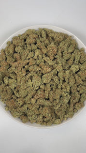 PUFFY Maui Wowie is a sativa-dominant hybrid THCa strain rooted in classic Hawaiian landrace genetics, with its secondary parent still undisclosed. The aroma bursts with bright notes of pineapple and zesty lime, underpinned by a sharp, intriguing chemical edge. Visually, dense spring green buds with purple hues and fiery orange pistils are coated in sticky trichomes. Consumers often report a euphoric, lively, and invigorating high that sparks happiness, enhances mood, and fuels creativity with mentally stim