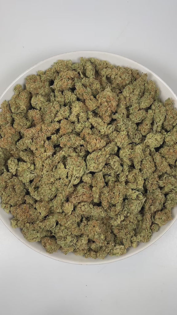 PUFFY Maui Wowie is a sativa-dominant hybrid THCa strain rooted in classic Hawaiian landrace genetics, with its secondary parent still undisclosed. The aroma bursts with bright notes of pineapple and zesty lime, underpinned by a sharp, intriguing chemical edge. Visually, dense spring green buds with purple hues and fiery orange pistils are coated in sticky trichomes. Consumers often report a euphoric, lively, and invigorating high that sparks happiness, enhances mood, and fuels creativity with mentally stim