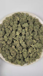 PUFFY White Runtz is a balanced hybrid THCa strain developed through the genetic pairing of Gelato and Original Z. The aroma features rich savory notes with a hearty, umami-like depth, complemented by warm nutty undertones and pungent onion accents. Visually, the buds are dense and frosty, showcasing vibrant green hues with occasional purple accents, all coated in a thick layer of white trichomes. Consumers frequently describe experiencing a euphoric and uplifting sensation, accompanied by an improved mood 