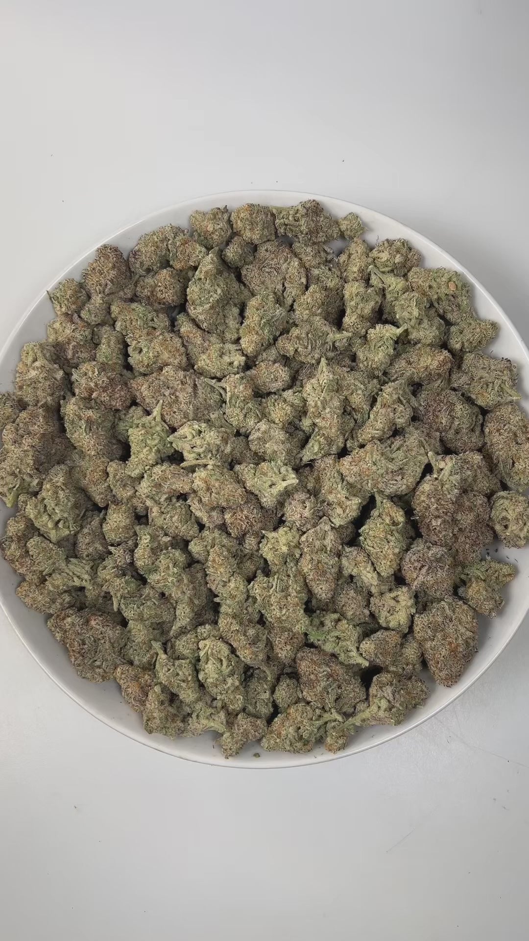 PUFFY MAC 1 (Miracle Alien Cookies) is a balanced hybrid THCa strain, from the renowned pairing of Alien Cookies F2 with a Miracle 15. The aroma is an irresistible blend of sharp cheese, zesty citrus, and earthy dank notes, creating a sensory experience that’s bold, memorable, and uniquely captivating. Visually captivating, the buds are thick and resinous, shimmering with frosty trichomes, while vibrant orange pistils thread through shades of dark green and purple. Consumers often report it delivers cerebra