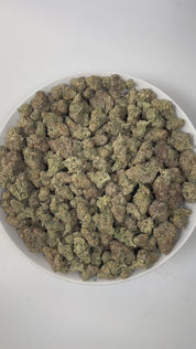 PUFFY MAC 1 (Miracle Alien Cookies) is a balanced hybrid THCa strain, from the renowned pairing of Alien Cookies F2 with a Miracle 15. The aroma is an irresistible blend of sharp cheese, zesty citrus, and earthy dank notes, creating a sensory experience that’s bold, memorable, and uniquely captivating. Visually captivating, the buds are thick and resinous, shimmering with frosty trichomes, while vibrant orange pistils thread through shades of dark green and purple. Consumers often report it delivers cerebra