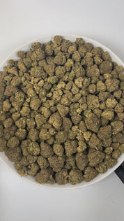 PUFFY Tangerine Dream is a sativa-dominant hybrid THCa strain, born from the masterful cross of Afghani, G13 and Neville’s A5 Haze. The aroma bursts with zesty orange, creamy sweetness, and a sharp hint of diesel. Visually, these dense buds captivate with striking lime green and royal purple hues, vibrant orange pistils, and a sparkling blanket of trichomes. Consumers often report a balanced experience of uplifting euphoria paired with gentle physical relaxation, enhancing creativity, boosting mood, and lea