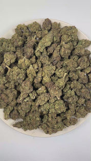 PUFFY Gushers is an indica-dominant hybrid THCa strain, created by expertly crossing Gelato #41 and Triangle Kush. The aroma opens with delicate floral notes, layered with a gentle sweetness and finished by rich, woody undertones for a smooth, well-balanced scent. Visually, the buds impress with dense forest-green hues and purple accents, orange pistils and frosty trichomes. Consumers often describe an initial surge of bright, euphoric energy that uplifts the mind, gradually easing into a soothing, full-bod