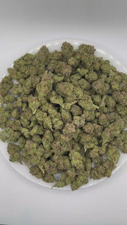 PUFFY Blue Andeze is a balanced hybrid THCa strain born from the legendary cross of Thin Mint Girl Scout Cookies and DJ Short Blueberry. The aroma is a delightful blend of juicy blueberries and vibrant fruity notes, rounded out with a sweet, sugary candy finish. Visually, dense deep green buds with purple hues and fiery orange pistils are coated in sticky trichomes. Consumers often report a euphoric and uplifting experience paired with soothing, deep relaxation that can help relieve stress and unwind. 
