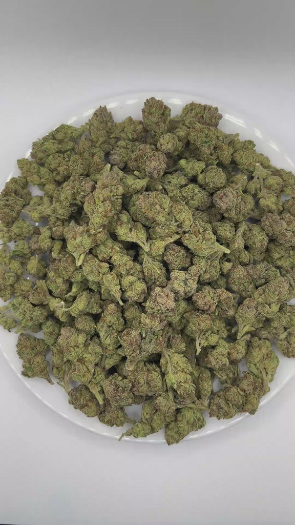 PUFFY Blue Andeze is a balanced hybrid THCa strain born from the legendary cross of Thin Mint Girl Scout Cookies and DJ Short Blueberry. The aroma is a delightful blend of juicy blueberries and vibrant fruity notes, rounded out with a sweet, sugary candy finish. Visually, dense deep green buds with purple hues and fiery orange pistils are coated in sticky trichomes. Consumers often report a euphoric and uplifting experience paired with soothing, deep relaxation that can help relieve stress and unwind. 