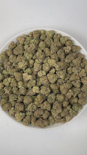 PUFFY Tangelo is a sativa-dominant hybrid THCa strain, born from a powerful cross between Tangerine Sunrise × Gorkle. The aroma bursts with bright, zesty oranges, intertwined with fresh pine notes and a distinctive funky undertone, creating a vibrant and memorable scent profile. Visually, dense green buds with purple hues and fiery orange pistils are coated in sticky trichomes. Consumers often report an uplifting and energizing experience, delivering euphoria, enhanced sociability, heightened creativity, a 