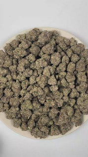 PUFFY Gelato Pop is an indica-dominant hybrid THCa strain created by selectively blending Gelato and Triangle Kush. The aroma is a bold fusion of gassy sharpness, ripe fruity sweetness, and layered herbal undertones. Visually, dense forest green buds with purple hues and fiery orange pistils are coated in sticky trichomes. Consumers often report an uplifting blend of euphoria, soothing relaxation, elevated mood, effective stress relief, and calming anxiety-reducing effects. 