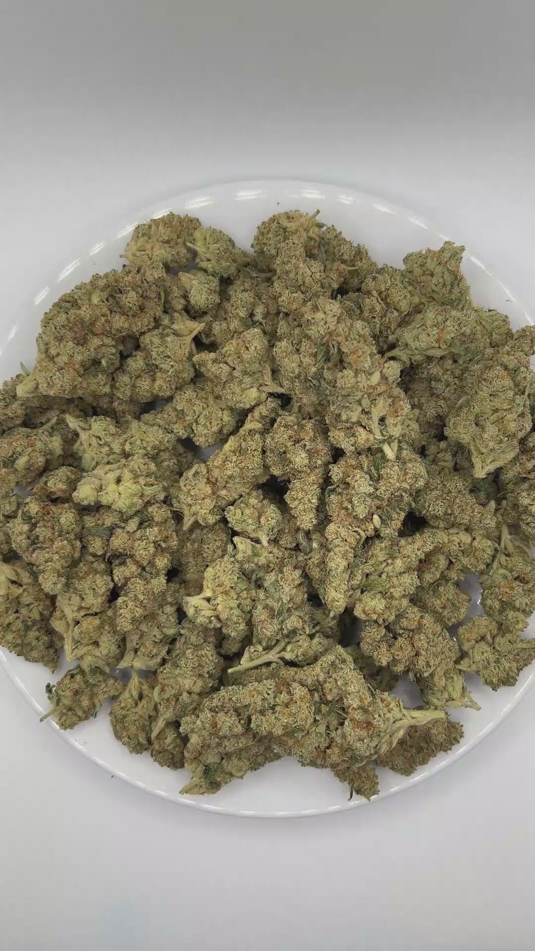 PUFFY Frosted Donut is an indica-dominant hybrid THCa strain, expertly crafted from a potent cross between Girl Scout Cookies and Louis XIII. The aroma is rich with fuel and gassy notes, finishing with a deep, pungent dank. Visually, dense forest-green buds with purple hues and fiery orange pistils are coated in sticky trichomes. Consumers often report an initial euphoric and uplifting cerebral buzz that elevates mood, gradually transitioning into deep relaxation with a soothing body high, perfect for eveni