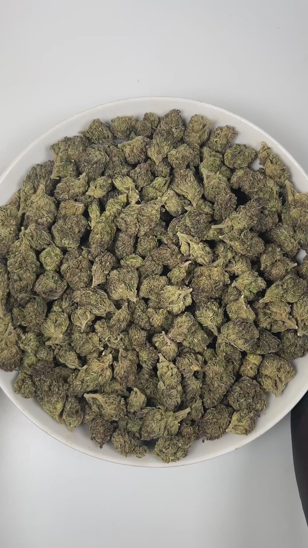 PUFFY Blueberry ZKZ is an indica-dominant hybrid THCa strain, crafted from the legendary lineage of Blueberry × ZKZ. The aroma bursts with sweet blueberry, intertwined with delicate floral notes and a refreshing hint of eucalyptus, creating an inviting and uplifting scent profile. Visually, the buds are dense with subtle blue hues, vibrant orange pistils, and a thick, shimmering coating of frosty trichomes. Consumers often report an uplifted mood and creative spark accompanied by a relaxing, mellow body eff