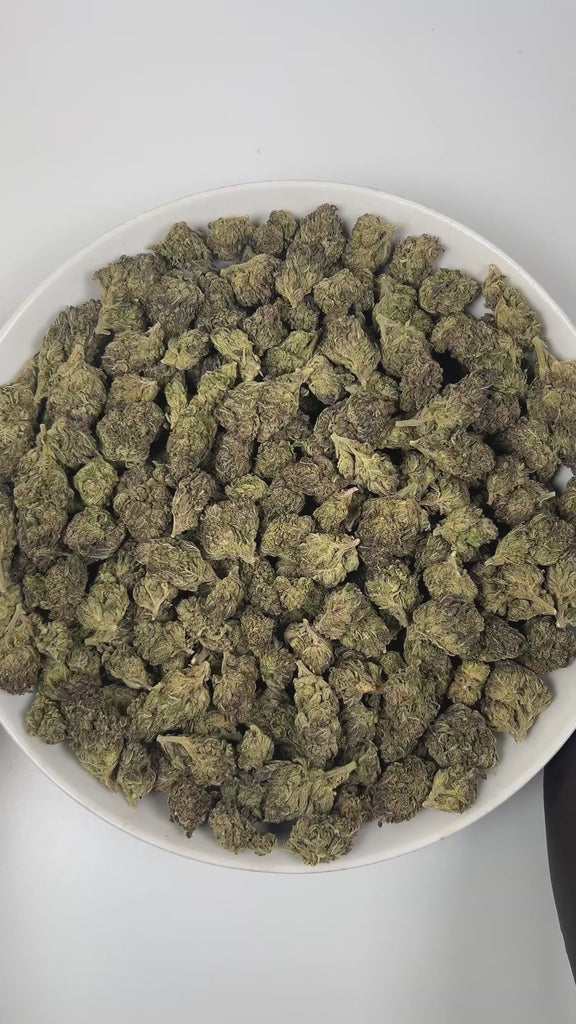 PUFFY Blueberry ZKZ is an indica-dominant hybrid THCa strain, crafted from the legendary lineage of Blueberry × ZKZ. The aroma bursts with sweet blueberry, intertwined with delicate floral notes and a refreshing hint of eucalyptus, creating an inviting and uplifting scent profile. Visually, the buds are dense with subtle blue hues, vibrant orange pistils, and a thick, shimmering coating of frosty trichomes. Consumers often report an uplifted mood and creative spark accompanied by a relaxing, mellow body eff
