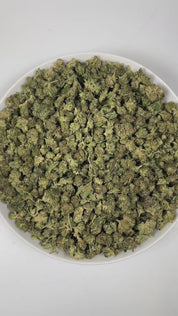 PUFFY Wedding Crasher (smalls) is a balanced hybrid THCa strain, born from the flavorful union of Wedding Cake × Purple Punch. The aroma opens with delicate floral notes layered over a rich, buttery sweetness, rounded out by a refreshing hint of ripe melon that adds a smooth and inviting finish. Visually, the buds are tightly formed, displaying green and purple hues highlighted by bright orange pistils and a thick coating of sparkling trichomes that create a frosty finish. Consumers often report feeling eup