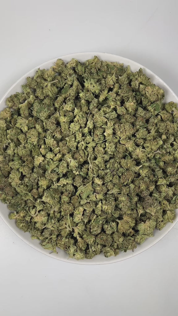 PUFFY Wedding Crasher (smalls) is a balanced hybrid THCa strain, born from the flavorful union of Wedding Cake × Purple Punch. The aroma opens with delicate floral notes layered over a rich, buttery sweetness, rounded out by a refreshing hint of ripe melon that adds a smooth and inviting finish. Visually, the buds are tightly formed, displaying green and purple hues highlighted by bright orange pistils and a thick coating of sparkling trichomes that create a frosty finish. Consumers often report feeling eup