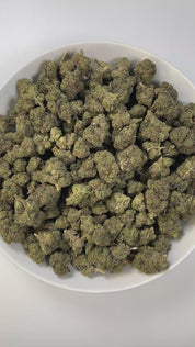 PUFFY Vanilla Waferz is a balanced hybrid THCa strain, created from the fusion of Wedding Cake and Sundae Driver. The aroma offers a warm blend of sweet vanilla and rich butter, rounded out by a soft, doughy scent reminiscent of fresh baked goods. Visually, the buds are dense with vibrant green hues, accented by bright orange pistils and a sparkling layer of white crystalline trichomes. Consumers often report a gradual onset that begins with uplifting euphoria and mental calm, followed by soothing body rela
