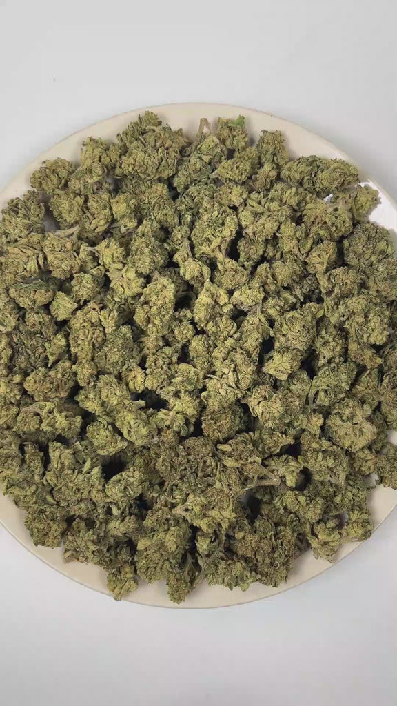 PUFFY Pop Rocks is an indica-dominant THCa strain, a vibrant cross between LA Pop Rocks and Magic Marker. The aroma unfolds with a vibrant blend of sweet candy notes, layered with bold fuel-like sharpness and a burst of juicy, ripe fruit undertones. Visually, dense green buds with purple hues and fiery orange pistils are coated in sticky trichomes. Consumers often report a soothing body high paired with mood enhancement, including feelings of happiness, calm, and mild euphoria, making it ideal for unwinding