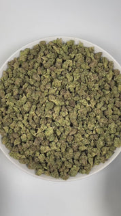PUFFY Russian Creme (smalls) is an Indica-dominant hybrid THCa strain, created from a cross between White Widow × AK-47. The aroma entices with sweet, creamy notes complemented by a warm, woody undertone. Visually, the dense buds display rich forest-green with hints of purple, bright orange pistils, and a sparkling layer of trichomes. Consumers frequently experience a lively rush of euphoria and mental clarity that sparks creativity, gradually melting into a soothing, tingling wave of full-body relaxation.