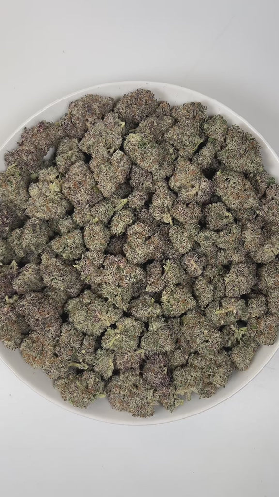 PUFFY Dante's Inferno is an indica-dominant hybrid THCa strain, born from the powerful cross of Oreoz and Devil Driver. The aroma opens with a sharp, invigorating burst of eucalyptus, layered with rich, tangy notes of cheddar and a warm, lingering hint of spices. Visually, dense bright green buds with purple hues and fiery orange pistils are coated in sticky trichomes. Consumers often report an initial uplifting cerebral euphoria with a boost in mood, creativity, and focus, followed by deep body relaxation 
