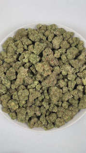 PUFFY Marathon OG is a potent indica-dominant hybrid THCa strain, crafted from the legendary OG Kush lineage, which includes either Chemdawg, Lemon Thai, or Hindu Kush. The aroma is a bold and earthy blend of fresh pine, pungent gassy notes, and subtle mossy undertones. Visually, dense forest green buds with purple hues and fiery orange pistils are coated in sticky trichomes. Consumers often report a balance of euphoria and relaxation, heightened focus, and a pleasant boost in appetite.