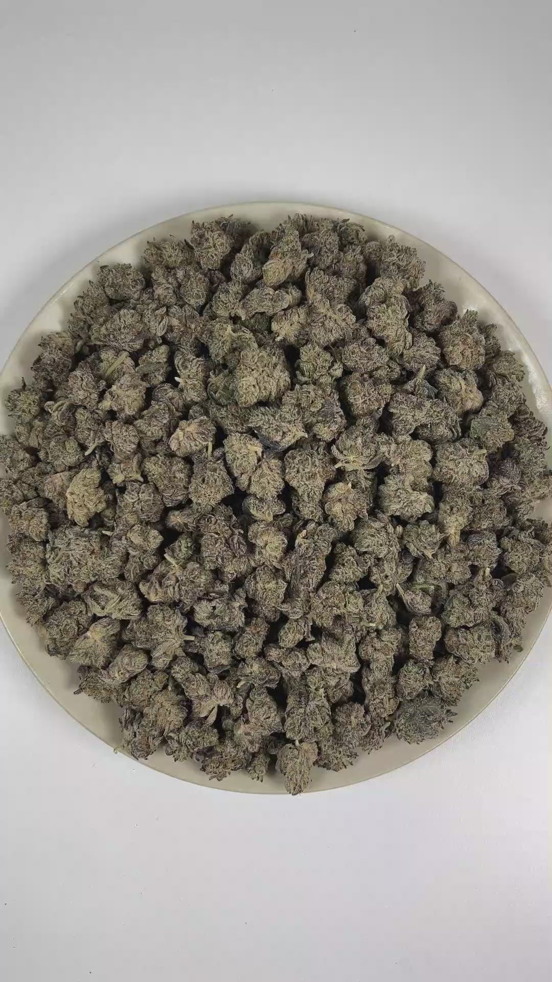PUFFY White Truffle (smalls) is an indica-dominant hybrid THCa strain, crafted from the legendary lineage of Gorilla Butter, a standout phenotype of Gorilla Glue #4 × Peanut Butter Breath. The aroma is smooth and inviting, layered with rich buttery notes, warming spices, and delicate nuttiness. Visually, dense forest green buds with purple hues and fiery orange pistils are coated in sticky trichomes. Consumers often report a wave of euphoria that lifts mood and sharpens focus before melting into soothing fu