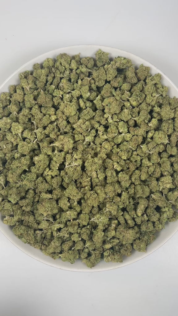 PUFFY Lemon Bananas (smalls) is a balanced hybrid THCa strain expertly crafted with an air of mystery, with Banana Kush being the most commonly suggested influence. The aroma is a vibrant fusion of ripe bananas, zesty lemon, and exotic tropical notes. Visually, dense spring green buds with purple hues and fiery orange pistils are coated in sticky trichomes. Consumers often report a euphoric and uplifting sense of happiness, paired with a spark of creativity and clear mental focus, balanced by smooth, flowin