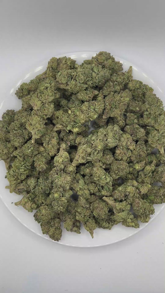 PUFFY Tomahawk is a balanced hybrid THCa strain emerging from the distinguished pairing of GG4 (Gorilla Glue 4) and Stardawg. The aroma opens with bold gassy and herbal notes, finishing with a distinctive peppery kick. Visually, dense lush green buds with purple hues and fiery orange pistils are coated in sticky trichomes. Consumers often report a euphoric and uplifting experience that promotes a clear, focused mindset while delivering an energetic boost to keep them feeling motivated and engaged.