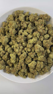 PUFFY Liberty Fuel is a sativa-dominant hybrid THCa strain, crafted from the legendary lineage of NYC Diesel and Cheese. The aroma is a bold fusion of sharp diesel notes balanced by sweet tropical accents and the bright, zesty freshness of ripe oranges. Visually, the buds are dense and frosty, showcasing striking green and deep purple tones. Consumers often report a stimulating mental high that sparks creativity and focus, paired with a soothing, calming body buzz that promotes overall relaxation.
