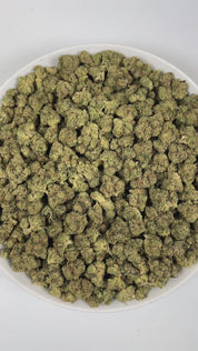 PUFFY Tahoe OG is an indica-dominant hybrid THCa strain, created from the potent pairing of SFV OG Kush and OG Kush. The aroma is a bold blend of Diesel, sharp Chemicals, and fresh Pine, creating a pungent yet invigorating scent. Visually, dense green buds with hints of purple, bright orange pistils, and a thick coating of sparkling trichomes. Consumers often report euphoric, relaxed, and appetite‑boosting effects, accompanied by a calming body sensation that helps ease tension and promote overall relaxatio