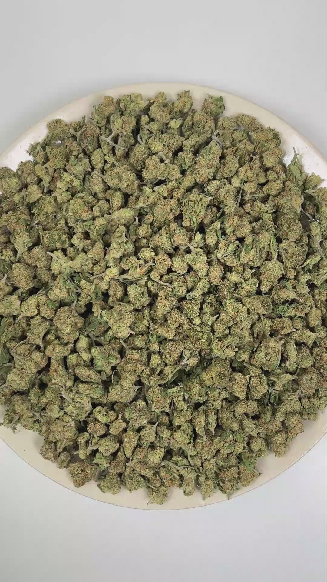 PUFFY The Lime (smalls) is a sativa-dominant hybrid THCa strain created by blending carefully curated genetics of The Original Lemonnade and Cactus Cooler. The aroma opens with a bright burst of zesty lemon, followed by layers of sweet cherry and sugary candy notes. Visually, the buds are dense, with forest green and purple tones, bright orange pistils, and a frosty trichome coating. Consumers often report an uplifting euphoric state accompanied by creative stimulation, enhanced focus, a noticeably improved