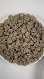 PUFFY Headband is a balanced hybrid THCa strain created by crossing cross OG Kush and Sour Diesel. The aroma bursts with zesty citrus, pungent diesel, and a bold, spicy kick. Visually, dense buds of deep forest green with lime highlights, bright orange pistils, and a frosty trichome coating. Consumers often experience an uplifting and euphoric high that sparks creativity while delivering deep, soothing body relief for tension and discomfort.