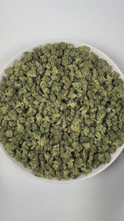 PUFFY Peach Pie (smalls) is an indica-dominant hybrid THCa strain, expertly crafted from a potent cross between Rainbow Pie and Dozizoz. The aroma opens with sweet, juicy notes of ripe peach, smoothly layered with warm vanilla undertones and grounded by a subtle, earthy finish. Visually, the dense buds display deep green and purple hues, bright orange pistils, and a sparkling layer of trichomes. Consumers often report a balanced experience, beginning with uplifting euphoria and mood enhancement, followed by