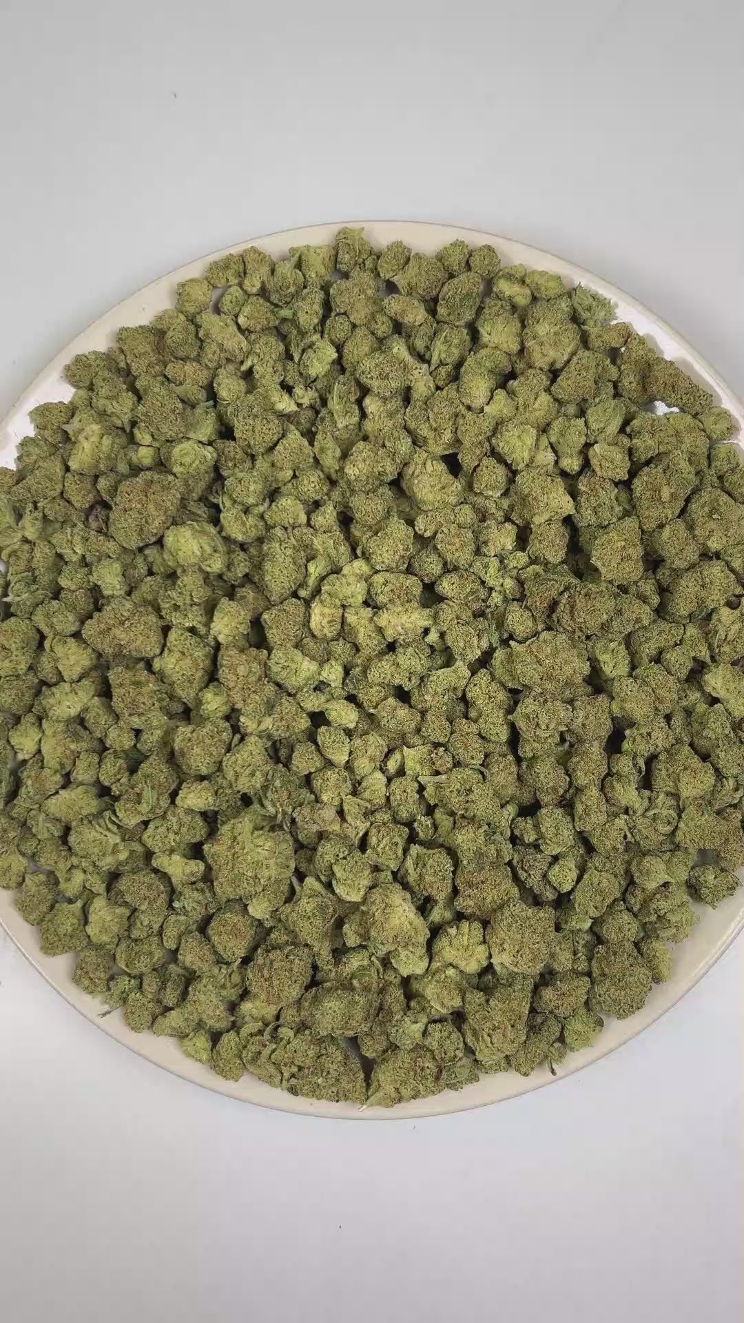 PUFFY Banjo (smalls) is a balanced hybrid THCa strain derived from the premium lineage of Boost and Tangelo. The aroma is a bold, pungent blend of funky, cheese-like sharpness layered with deep skunky undertones. Visually, dense forest green buds with hints of purple are threaded with fiery orange pistils and coated in a sparkling layer of sticky trichomes. Consumers often report an uplifting euphoric mood lift accompanied by improved mental clarity and focus, along with a gentle full-body relaxation that h