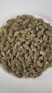 PUFFY Orange Malt is a balanced hybrid THCa strain, born from the decadent union of Ice Cream Cake and Mimosa. The aroma is a bold and unusual blend, where zesty oranges meet pungent, stinky undertones and a hint of sharp, savory onion, creating a truly distinctive sensory experience. Visually, buds are dense and frosty, featuring spring green and purple hues with bright orange pistils and a thick coating of sparkling trichomes. Consumers often report feeling euphoric, energetic, and creative, with a happy,