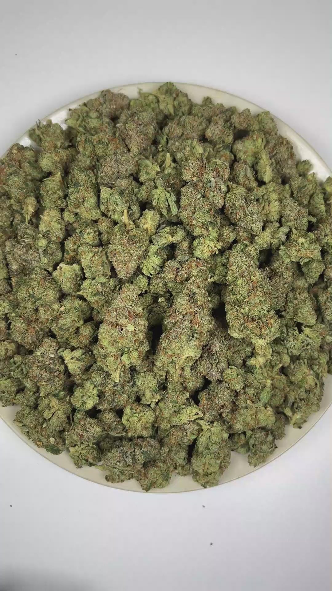 PUFFY King Louis XIII is an indica-dominant hybrid THCa strain, crafted from the legendary lineage of OG Kush × LA Confidential. The aroma is crisp pine layered with subtle herbal notes and a distinctive OG character. Visually, the buds are dense and forest green with bright orange pistils and a sparkling, sticky trichome coat. Consumers often report a smooth sense of euphoria accompanied by clear-headed focus and a soothing sense of relaxation.