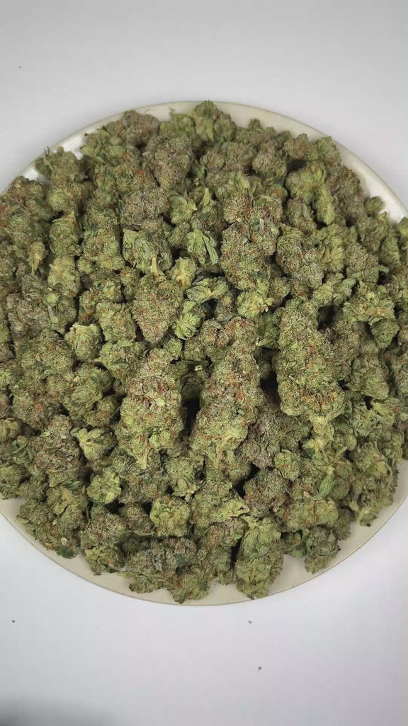 PUFFY King Louis XIII is an indica-dominant hybrid THCa strain, crafted from the legendary lineage of OG Kush × LA Confidential. The aroma is crisp pine layered with subtle herbal notes and a distinctive OG character. Visually, the buds are dense and forest green with bright orange pistils and a sparkling, sticky trichome coat. Consumers often report a smooth sense of euphoria accompanied by clear-headed focus and a soothing sense of relaxation.