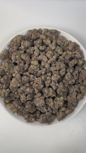 PUFFY Zereal is a well-balanced hybrid THCa strain born from the flavorful cross of Cereal Milk and ZKZ. The aroma is a delightful blend of sweet vanilla, creamy milk, and bright citrus notes, creating a rich and inviting scent experience. Visually, the buds are dense and vibrant, displaying rich green and deep purple hues, accented by bright orange pistils and a sparkling coat of trichomes. Consumers often report fast-acting effects that start with an immediate cerebral uplift, followed by waves of euphori